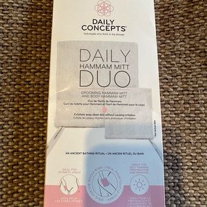 Daily Concepts Grooming Mitt Duo.